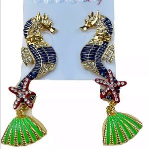 🌊 Seahorse gold dangle earrings